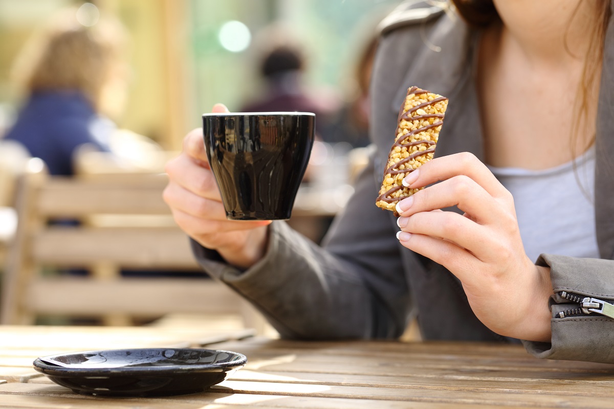 Close,Up,Of,Woman,Hands,Holding,A,Snack,Cereal,Bar