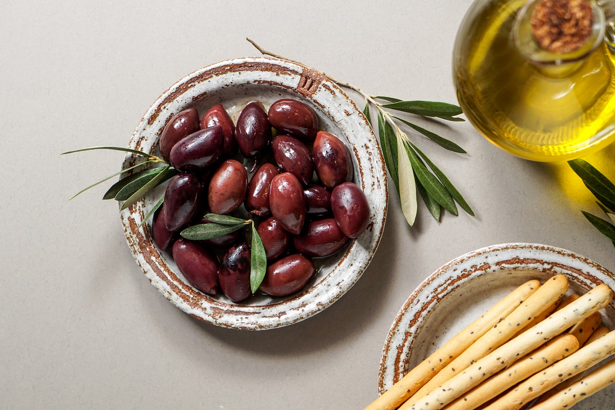 Kalamata,Olive,,Aceitunas,Kalamon,And,Grissini,Breadsticks,,Olive,Oil.,Mediterranean