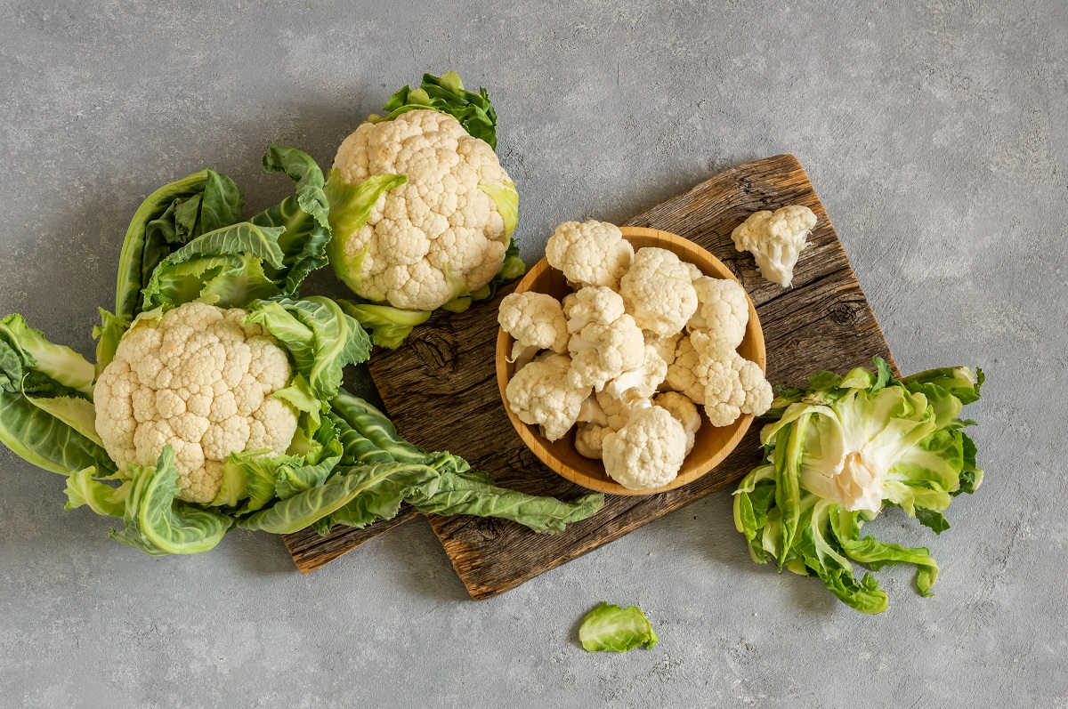 Fresh,Raw,Organic,Cauliflower,With,Leaves,On,Rustic,Background,,Uncooked