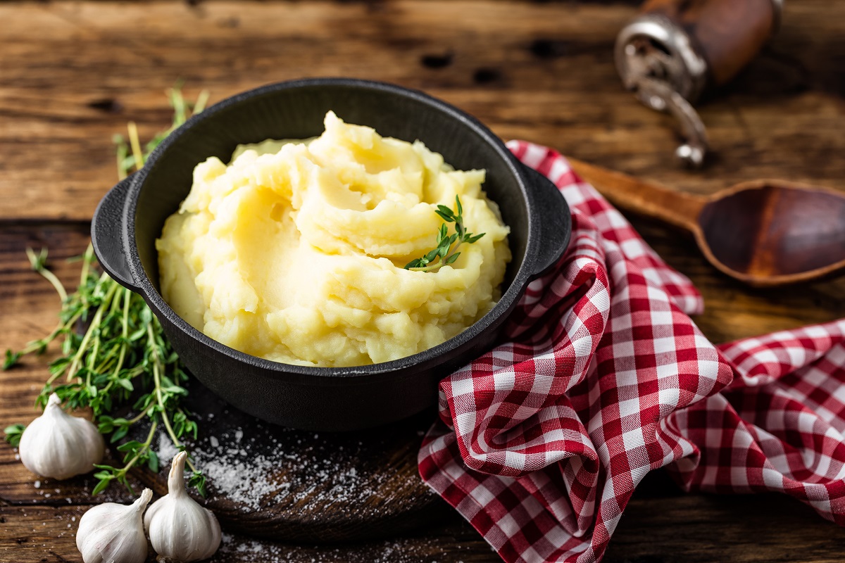 Mashed,Potatoes,,Boiled,Puree,In,Cast,Iron,Pot,On,Dark