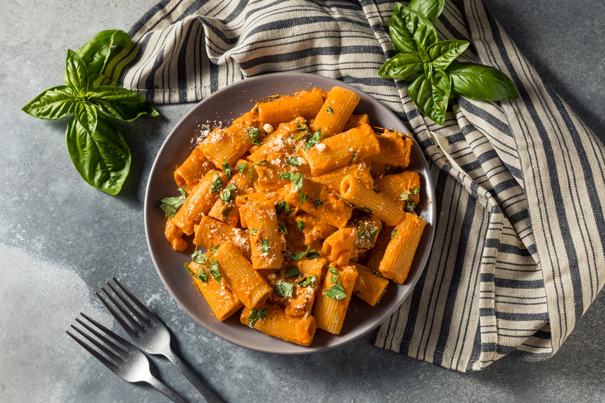Healthy,Homemade,Vodka,Rigatoni,Pasta,With,Cheese,And,Basil