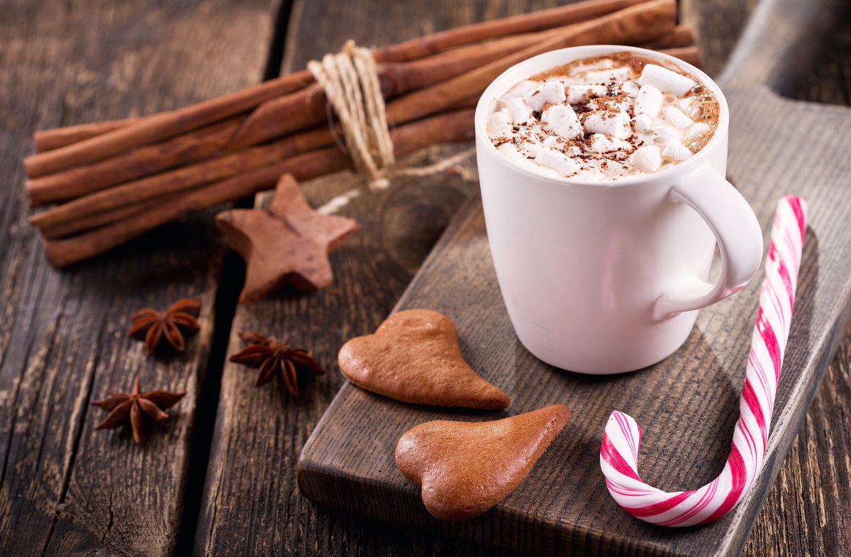 Christmas,Drink.,Cup,Of,Hot,Chocolate,With,Marshmallows,On,Wooden