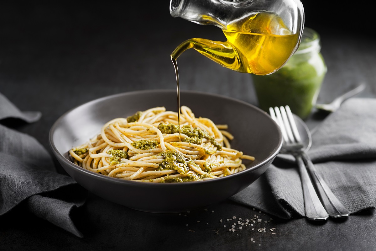 Served,Spaghetti,With,Fresh,Basil,Pesto,And,Pouring,With,Olive