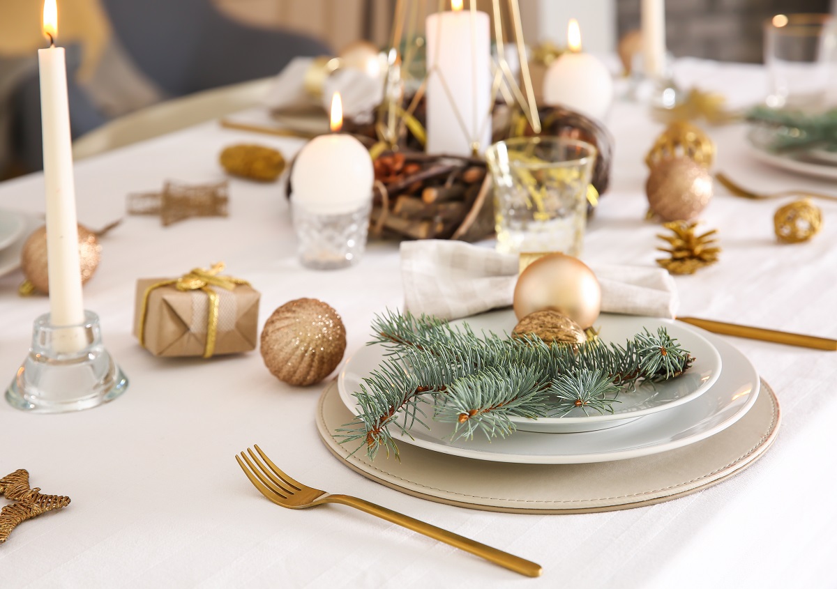 Beautiful,Table,Setting,With,Christmas,Decorations,In,Living,Room