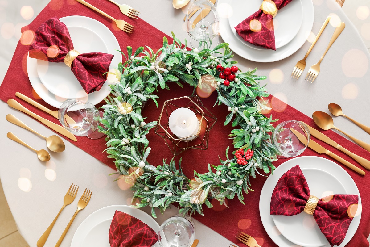 Christmas,Table,Setting,With,Mistletoe,Wreath,In,Dining,Room,,Top