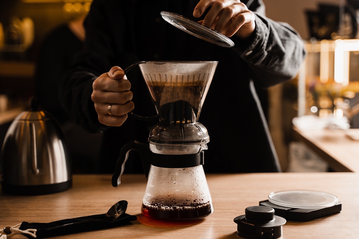 Process,Of,Brewing,Clever,Coffee,Dripper,With,Pour,Over,Filter
