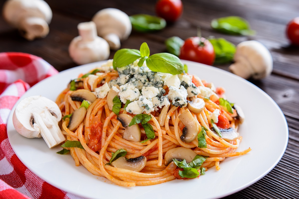 Spaghetti,Pasta,Salad,With,Tomato,Sauce,,Fried,Mushrooms,,Blue,Cheese