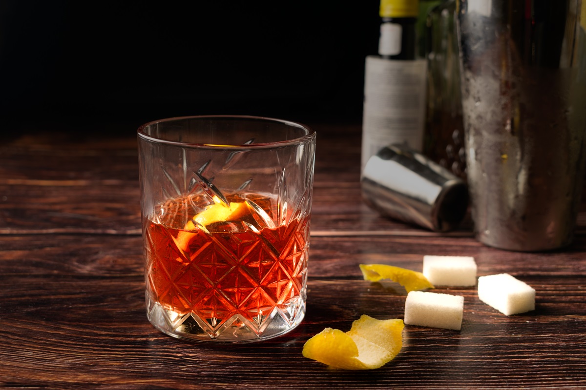 Sazerac,Cocktail,In,A,Old,Fashioned,Glass,,With,A,Lemon