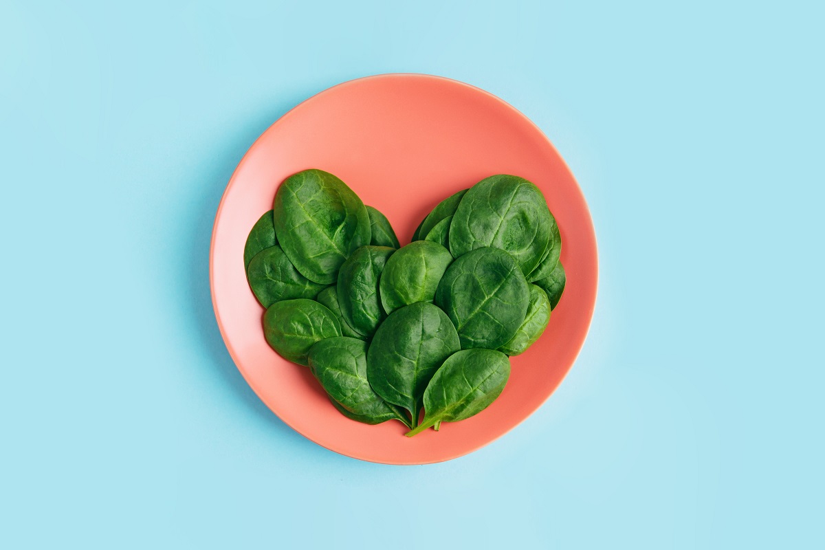 Green,Fresh,Vegetarian,Salad,Leaves,Shaped,Heart,On,Coral,Plate