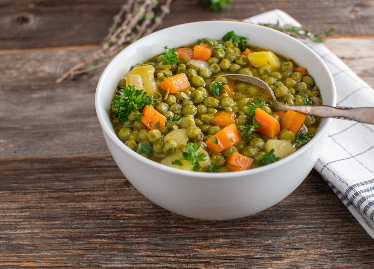 Vegan,Pea,Soup,In,A,Bowl,With,Spoon