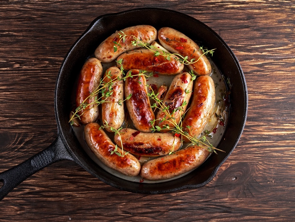 Home-made,Pork,Sausages,In,Rustic,Pan,With,Thyme