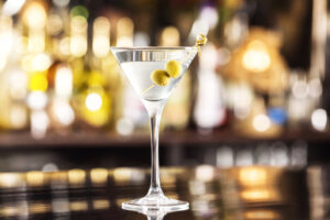 Closeup,Glass,Of,Martini,Dry,Cocktail,With,Olives,At,Bar