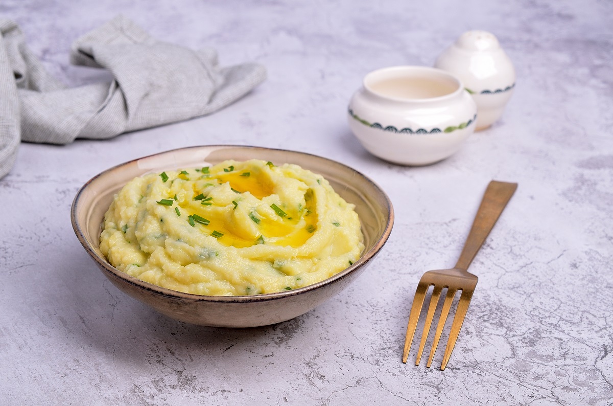 Traditional,Mashed,Potatoes,With,Green,Onions,In,A,Dish,On