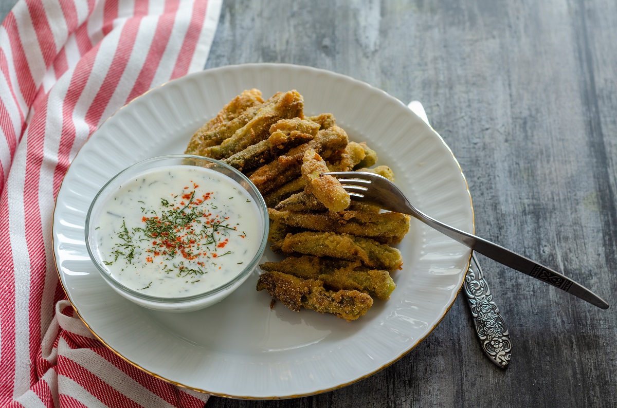 The,Crispy,Fried,Okra,In,Container,And,Spicy,Yogurt,Sauce
