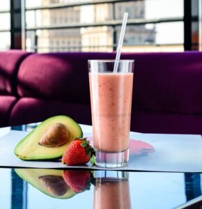 Fresh,Avocado,And,Strawberry,Smoothies,On,The,Restaurant,Table,With